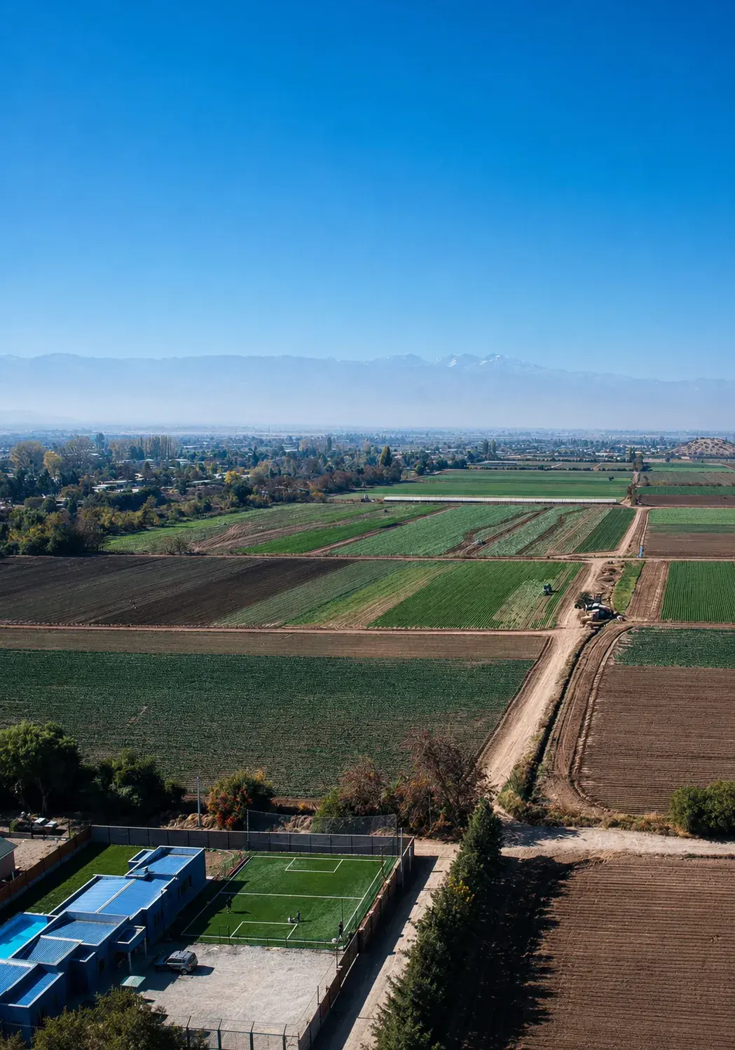 Vista panorámica del condominio en Lampa hacia la cordillera, con cancha de tenis del proyecto