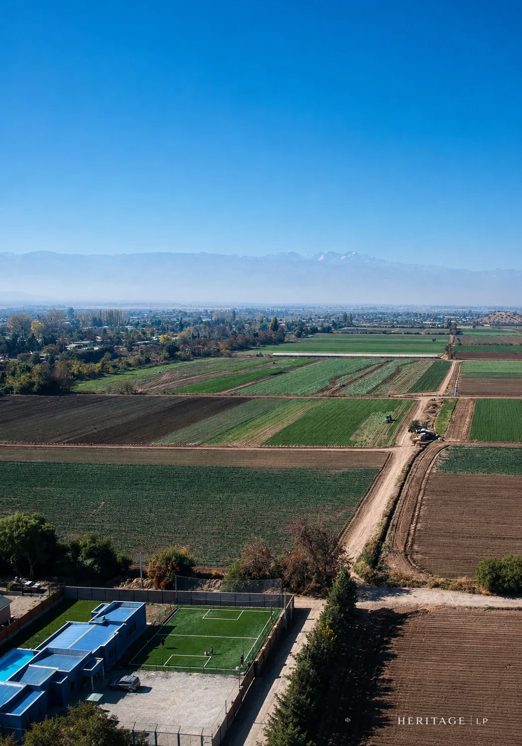Vista panorámica del condominio en Lampa hacia la cordillera, con cancha de tenis del proyecto