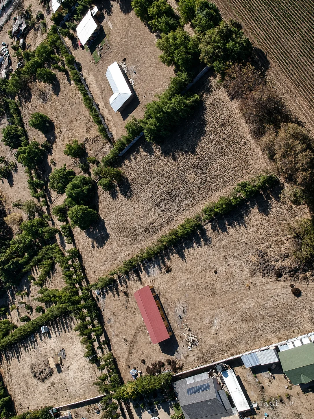 Vista aérea del Lote 7 con lotes vecinos del condominio en Lampa