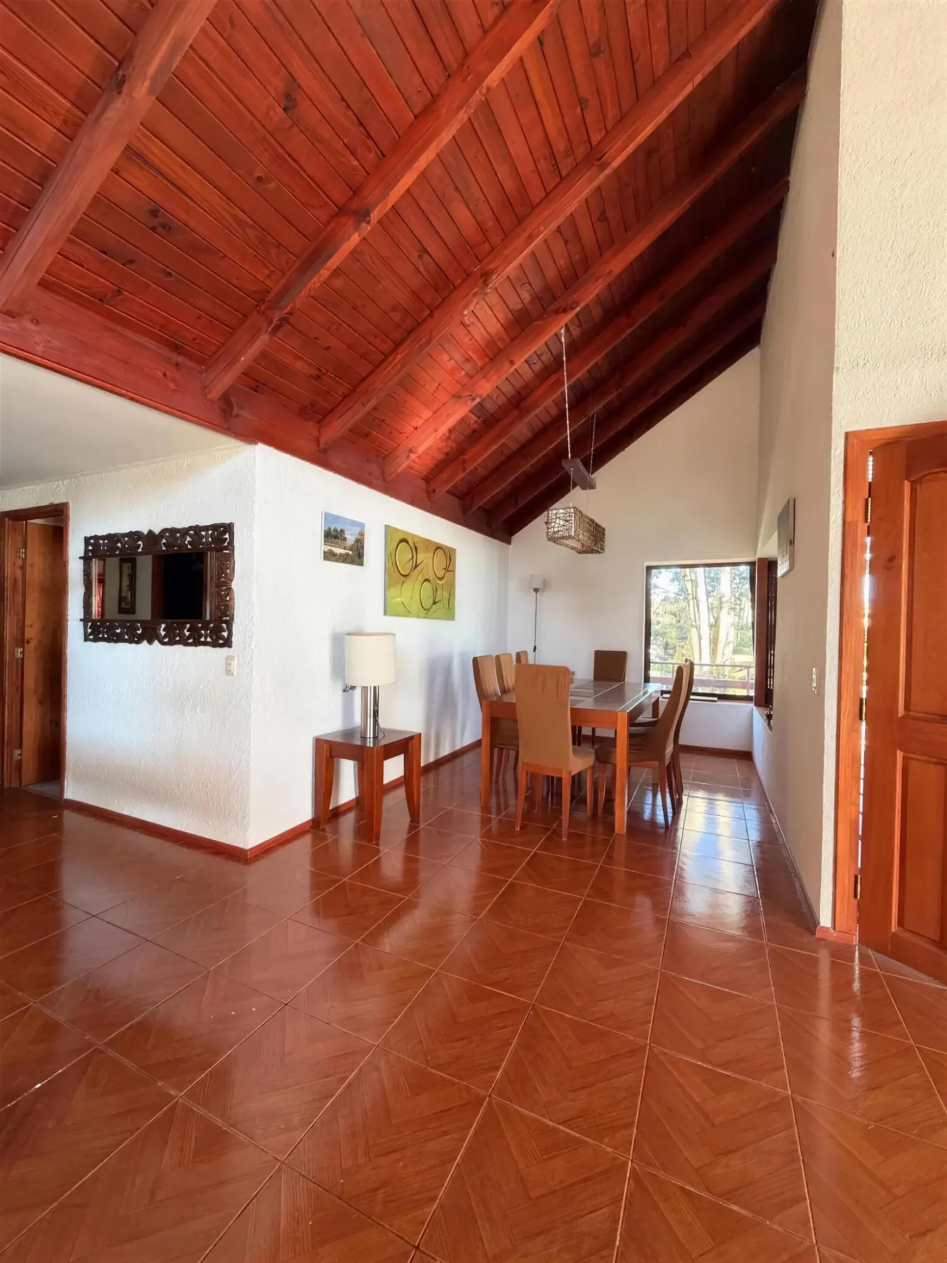 Living-comedor integrado con techo de madera y piso cerámico