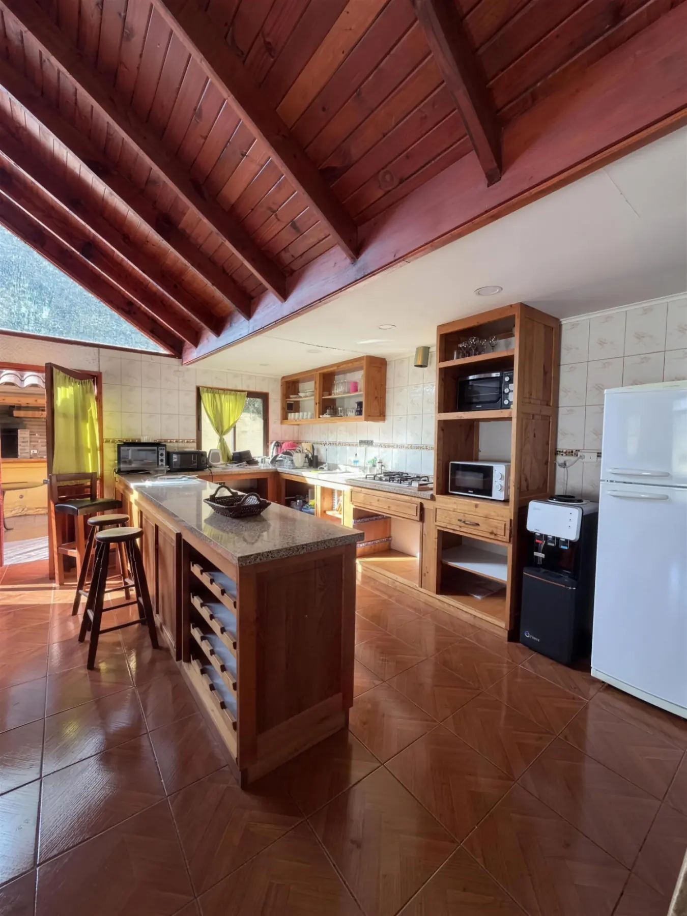 Cocina integrada con isla y mesón de granito