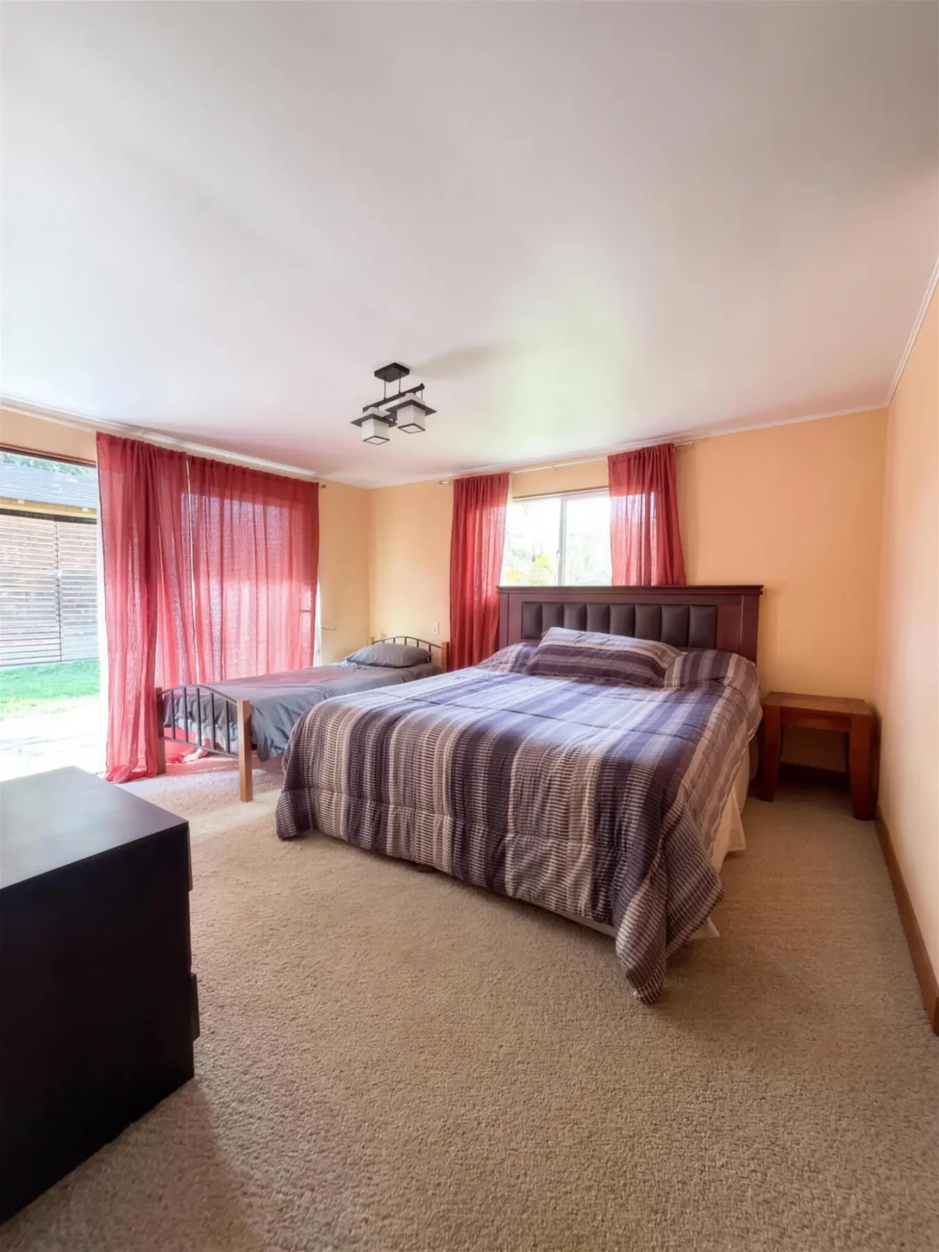 Segundo dormitorio con ventanal al jardín