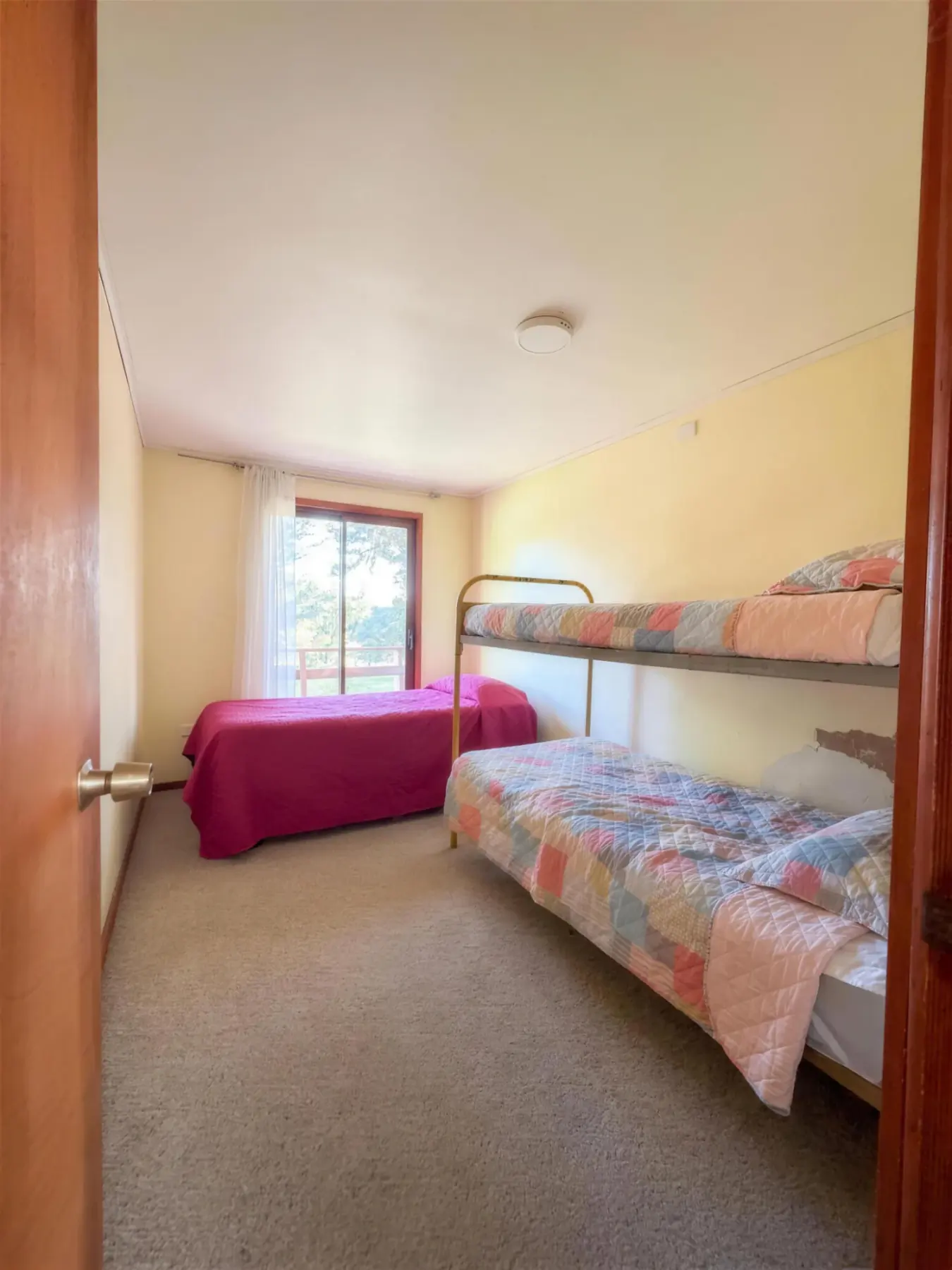 Dormitorio con camarote y cama individual