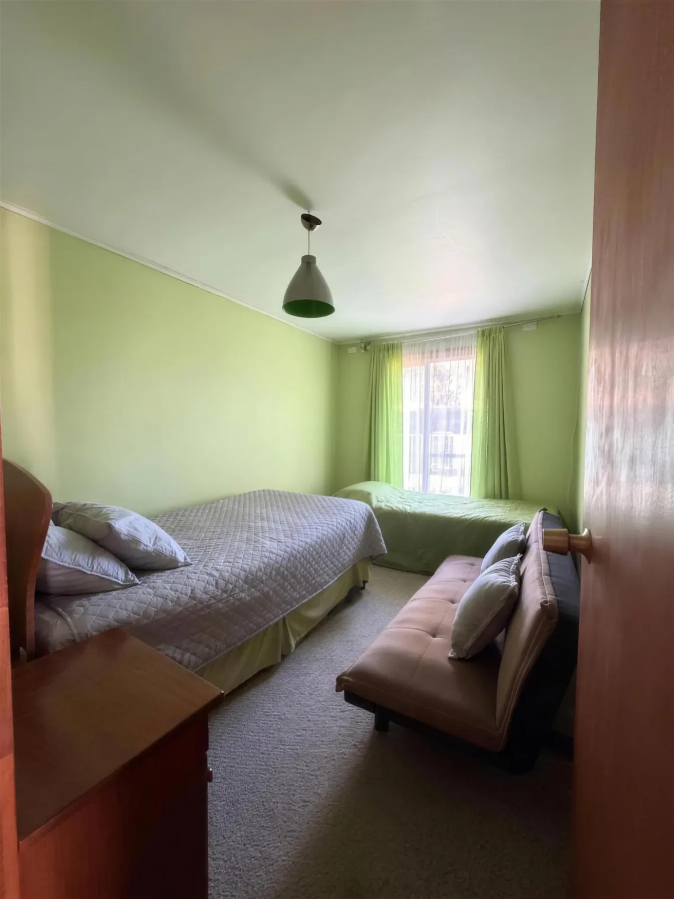 Cuarto dormitorio con vista al jardín