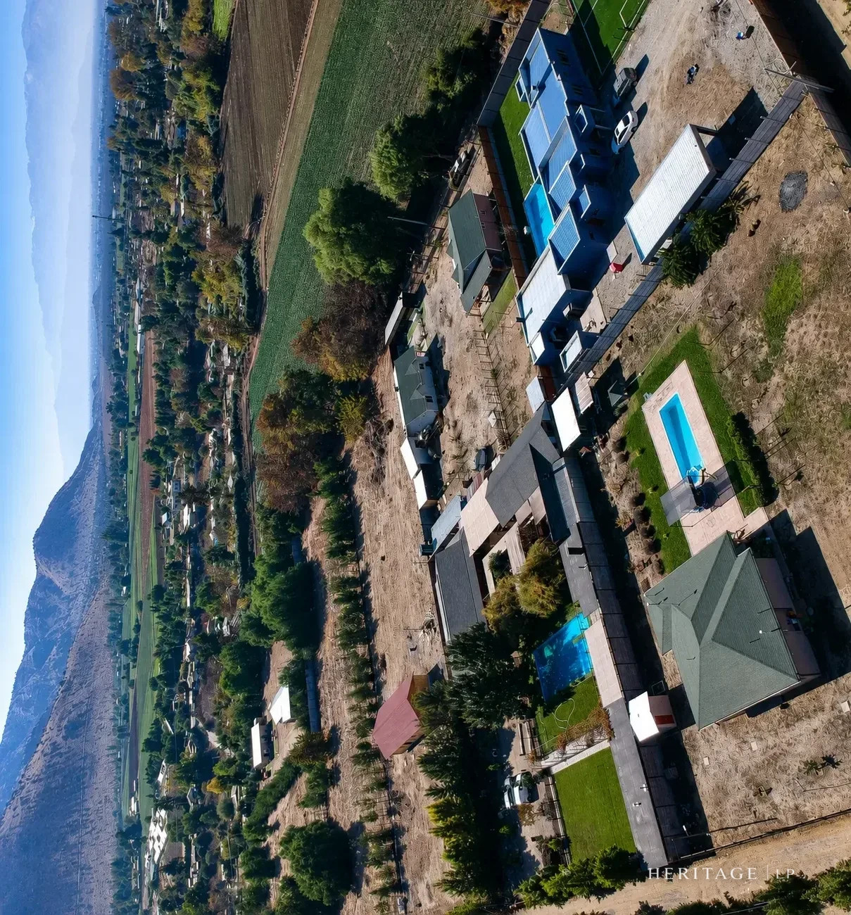 Vista del condominio en Lampa con la cordillera de los Andes al fondo y casas vecinas