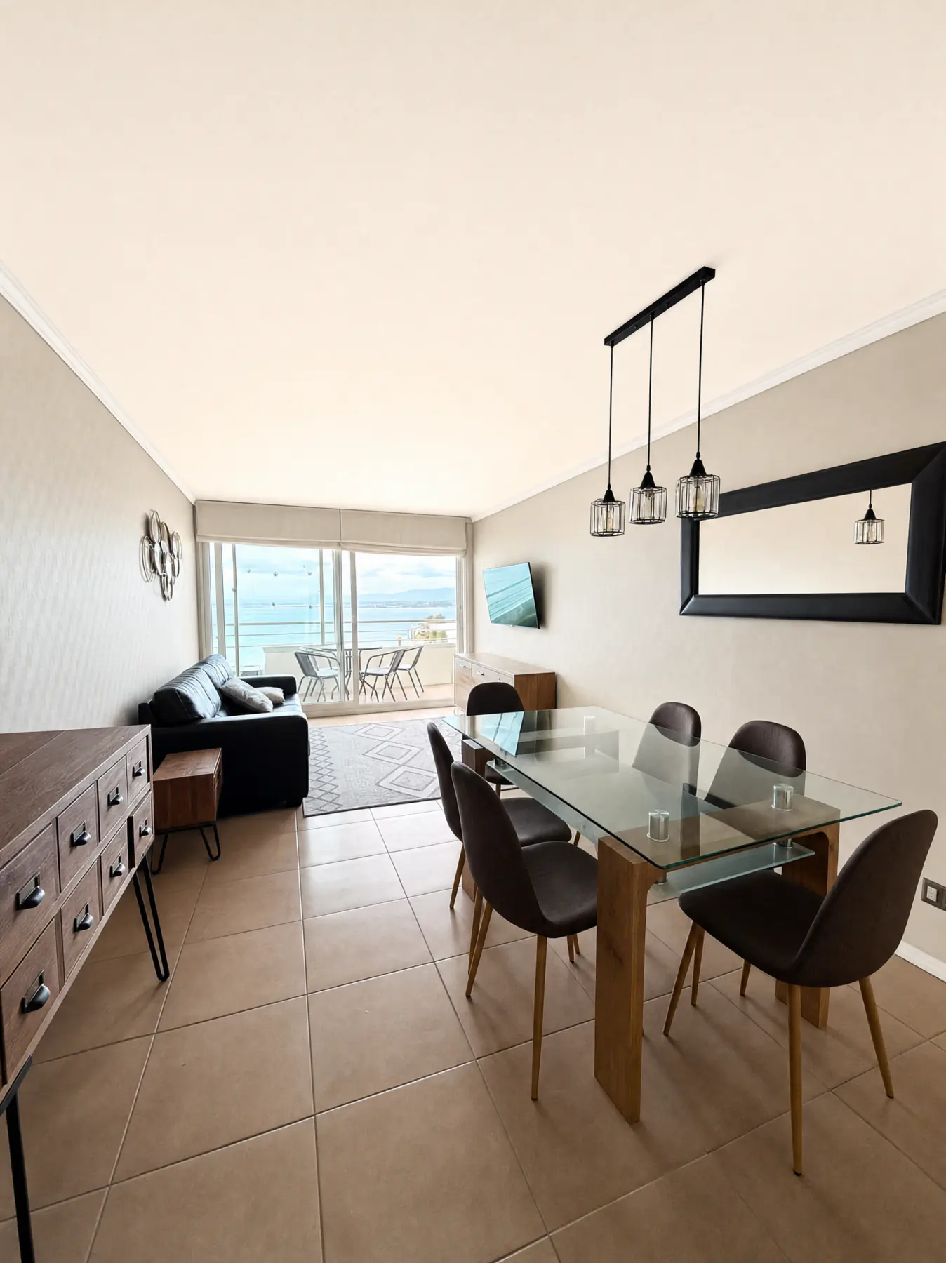 Living comedor con salida a la terraza cerrada y vista al mar, Costas de Montemar, Concón