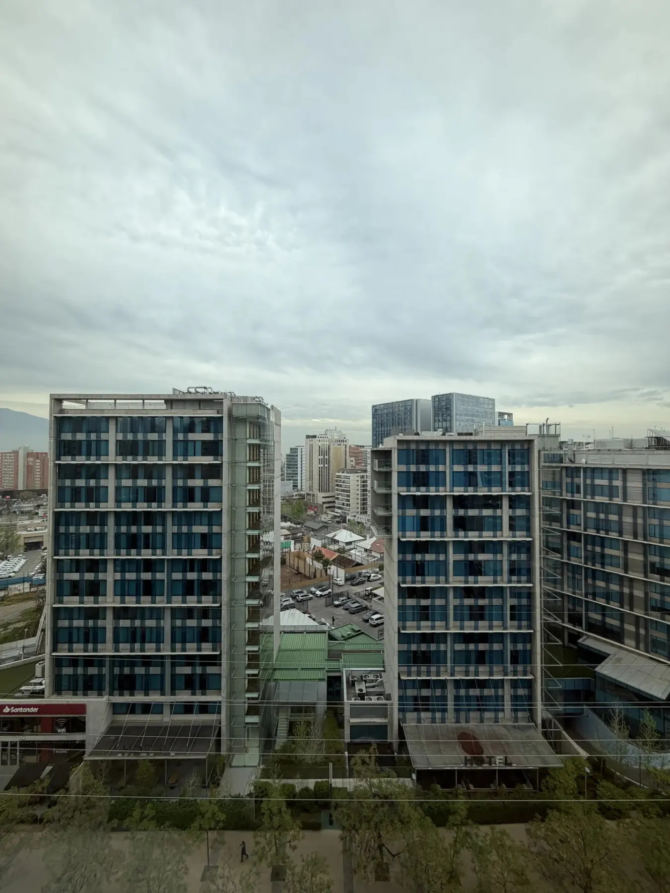 Vista despejada desde el piso 12 hacia los edificios de Nueva Las Condes