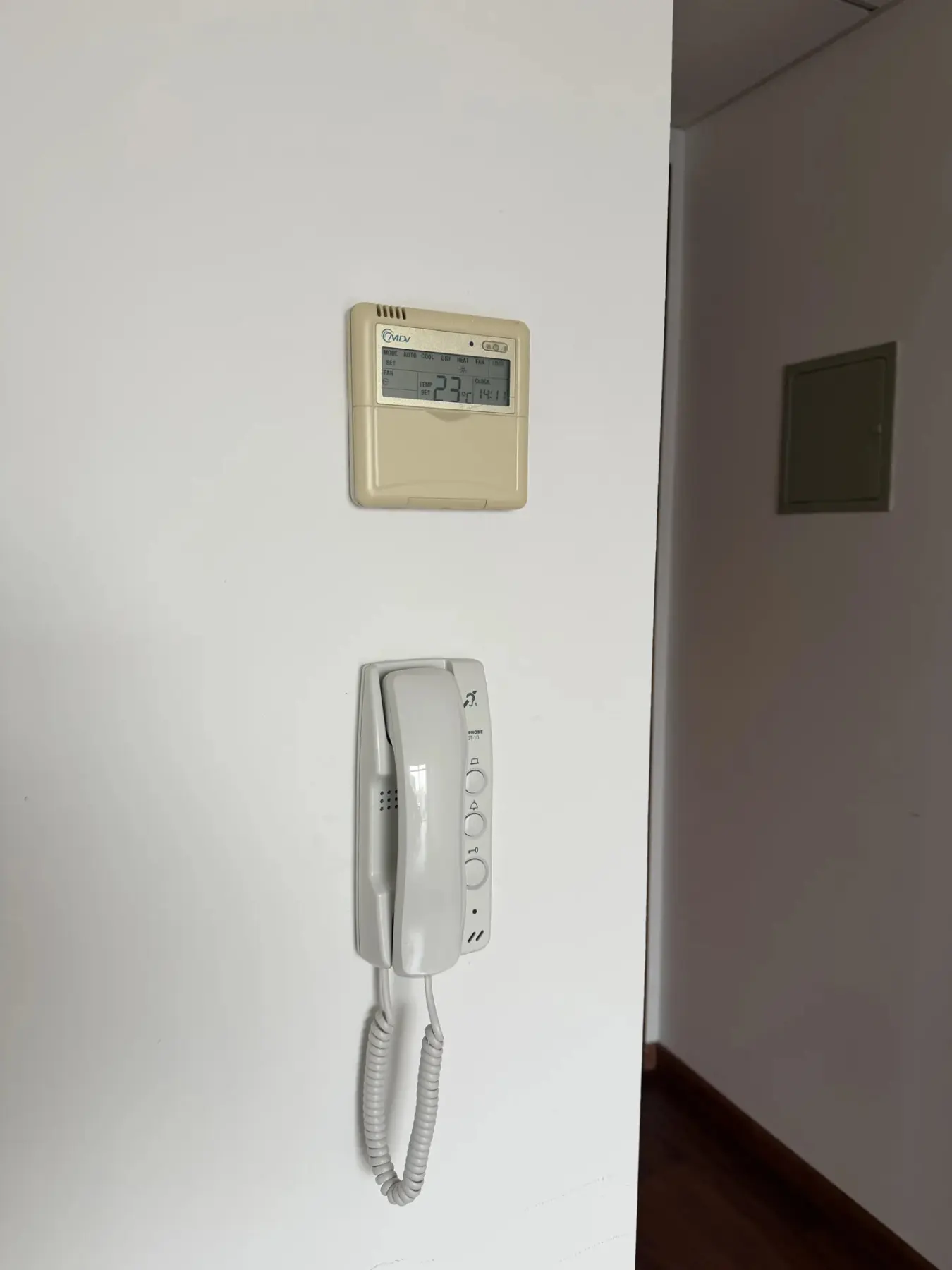 Control de aire acondicionado y citófono de la oficina