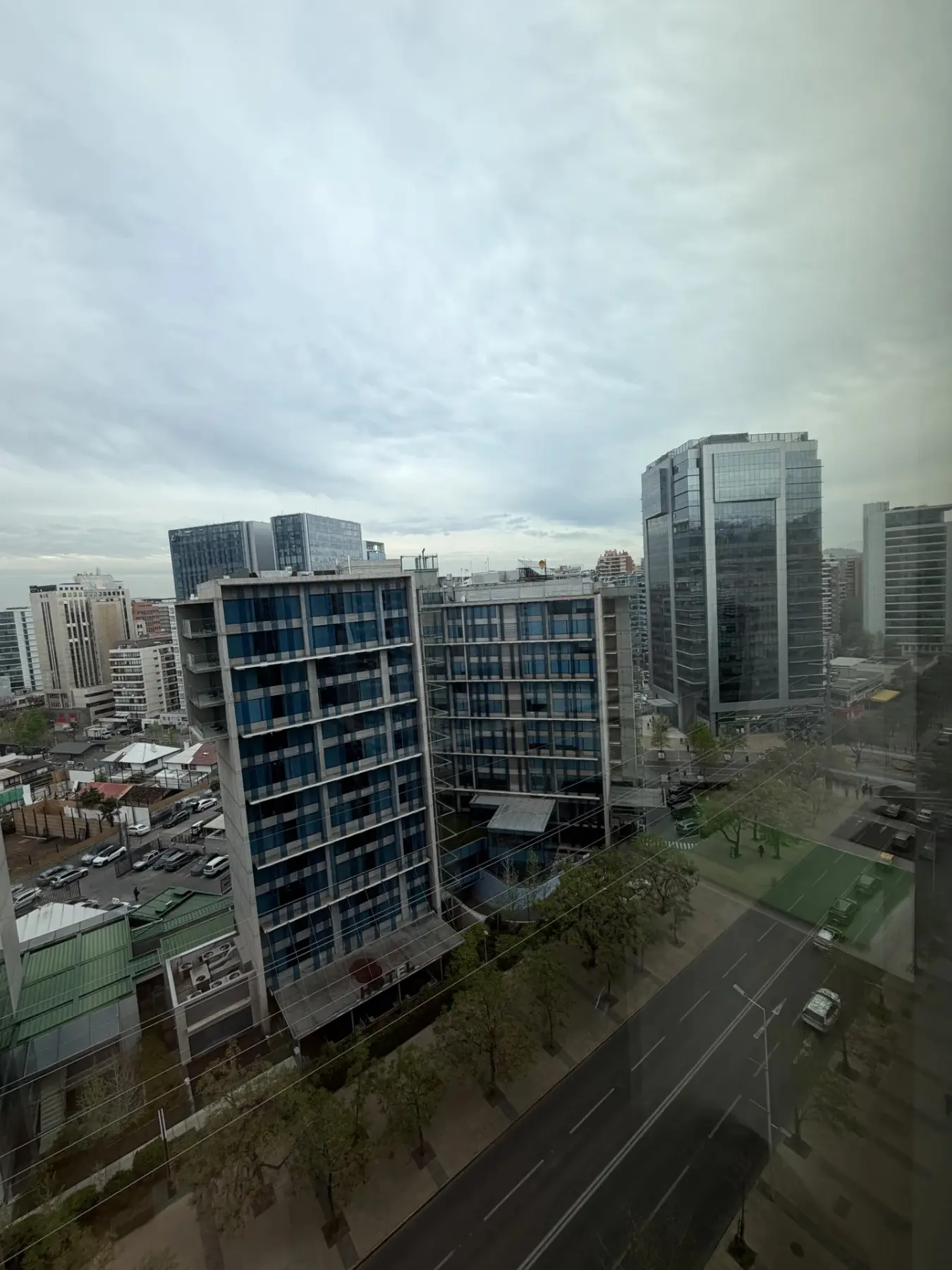 Vista de la avenida y edificios corporativos desde la oficina