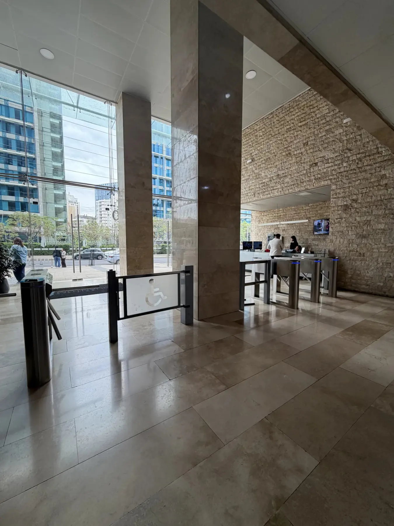 Hall de acceso del Edificio Quantum con fachada de cristal y torniquetes