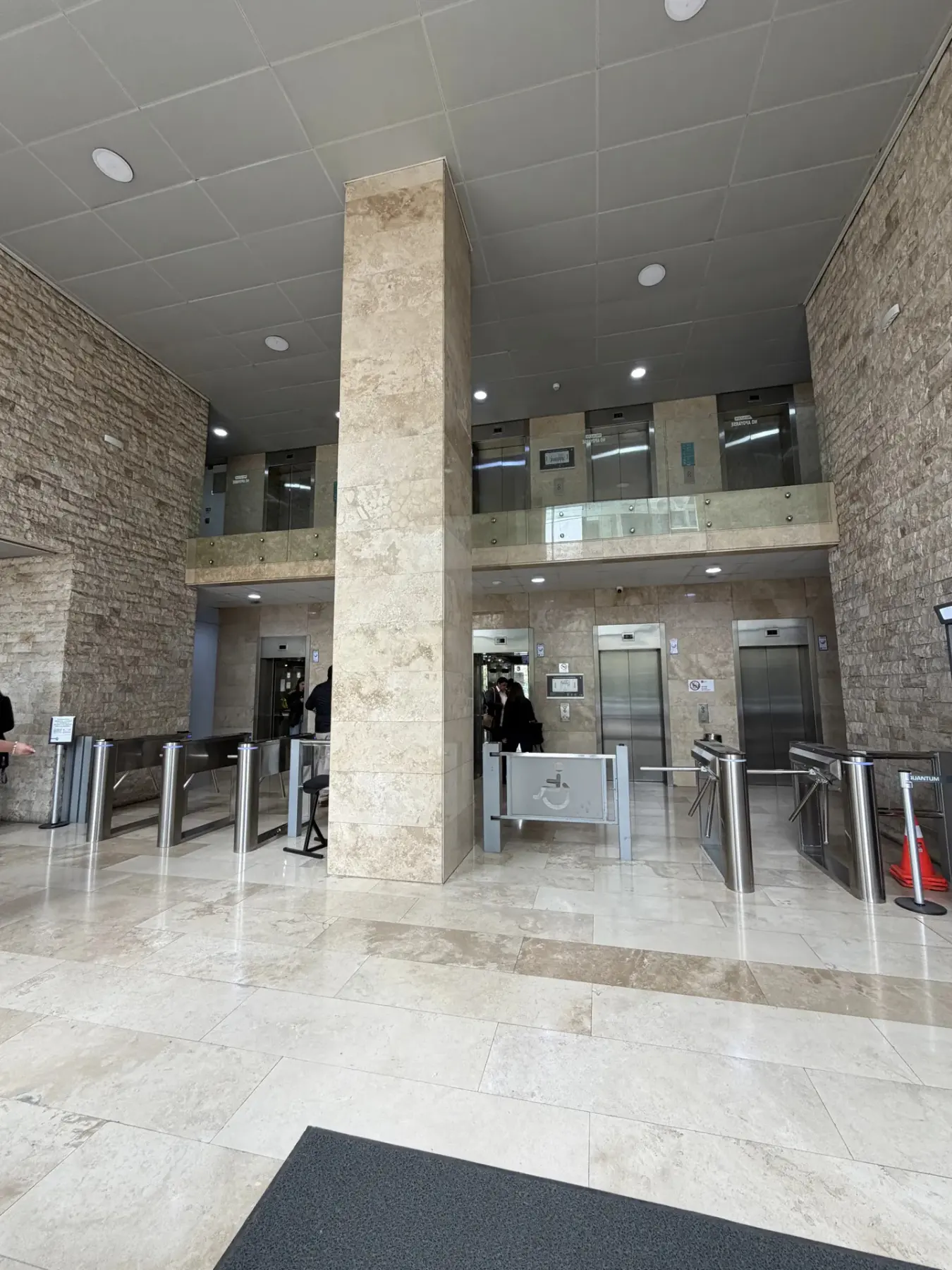 Recepción del edificio con conserjería y acceso controlado