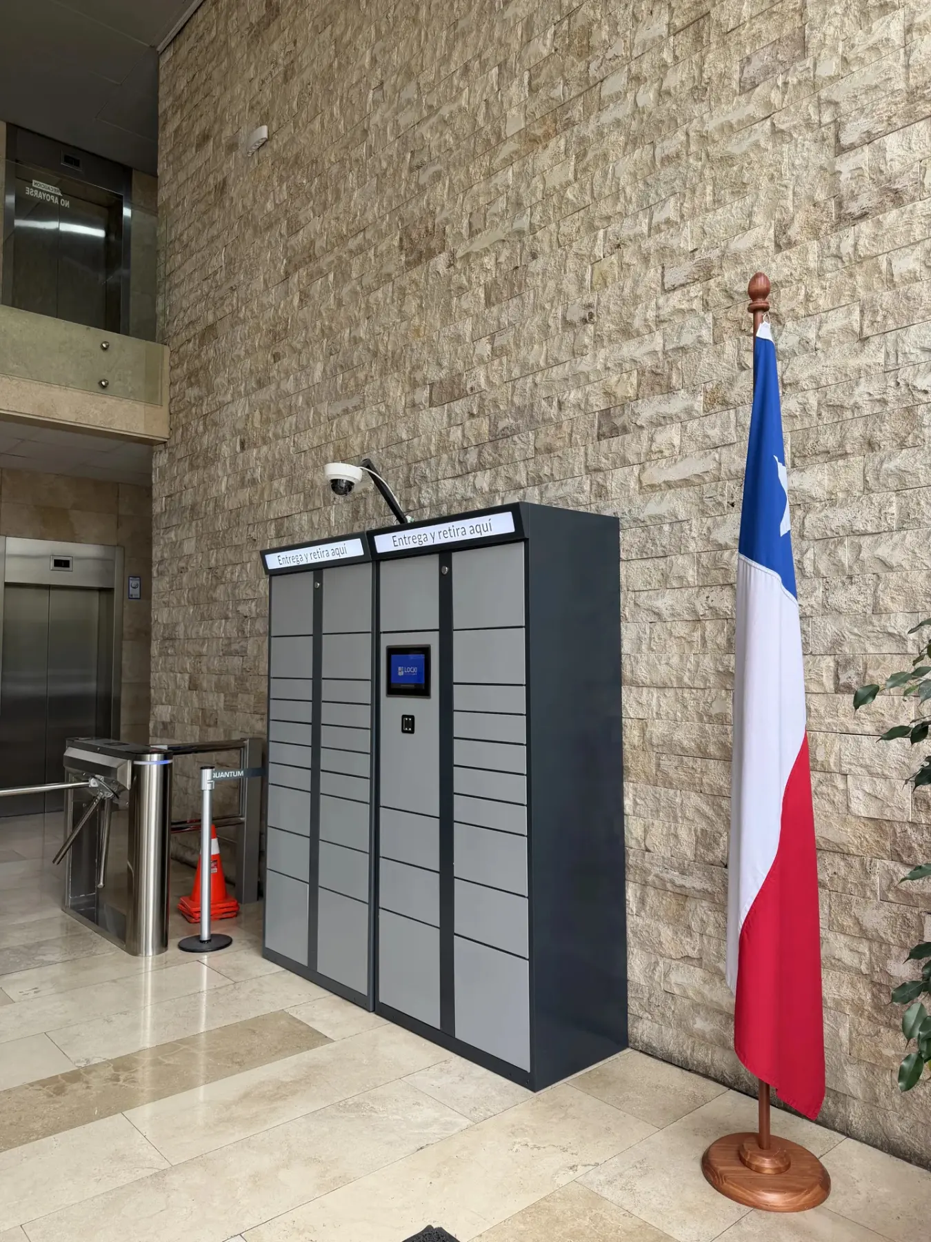 Lockers de paquetería en el hall del edificio