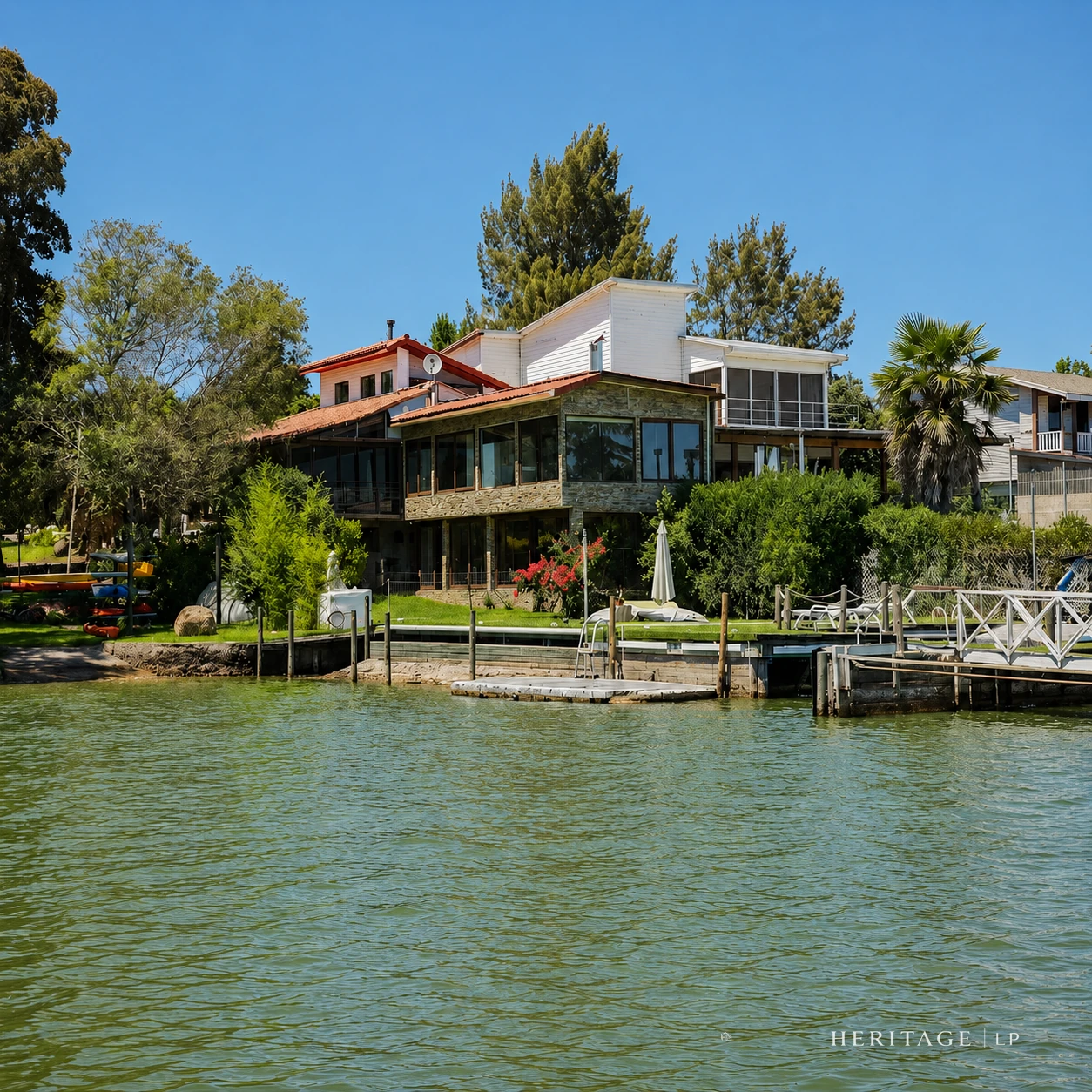 Casa en primera línea con orilla de lago en Condominio Punta Verde, Lago Rapel
