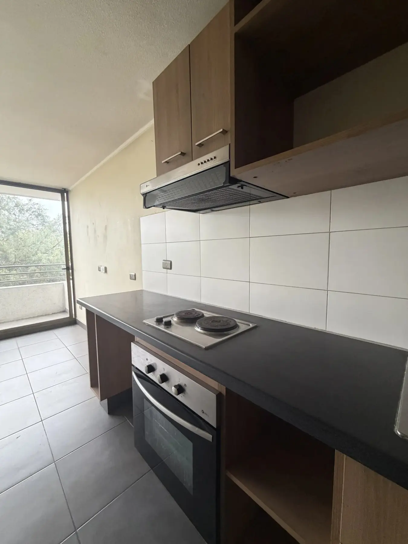 Detalle de la cocina equipada con encimera y horno