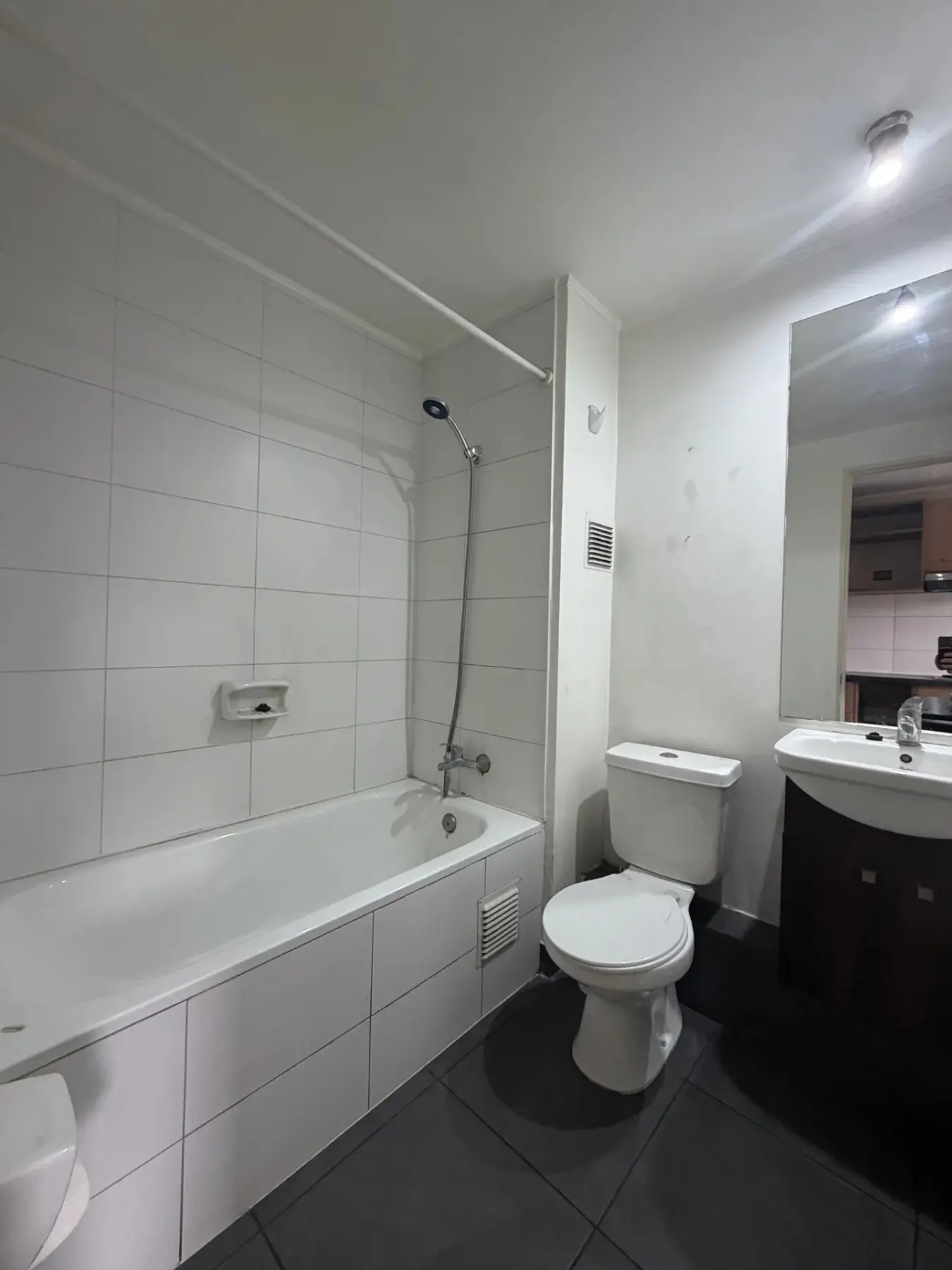 Baño completo con tina y vanitorio