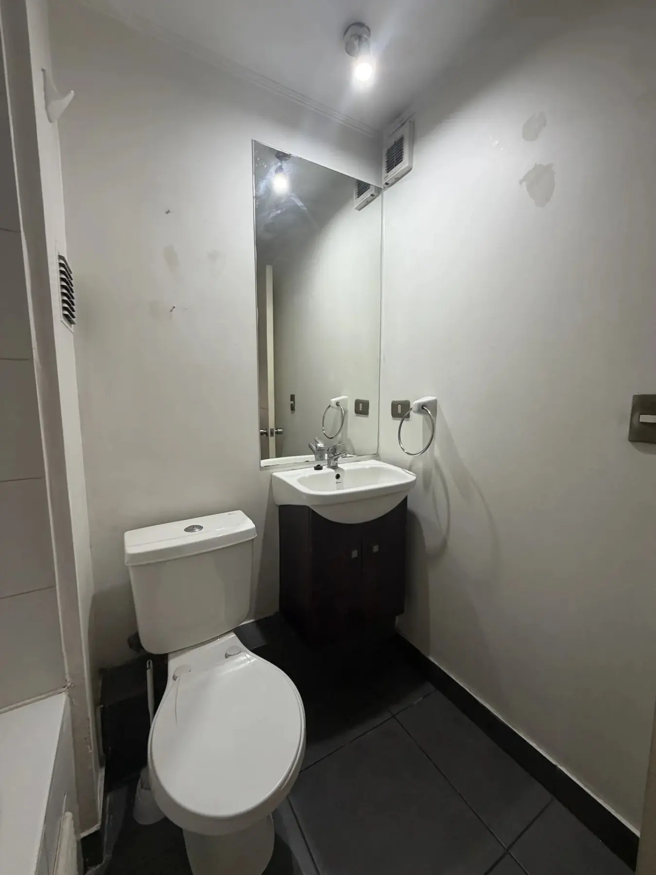 Vanitorio y espejo del baño del estudio