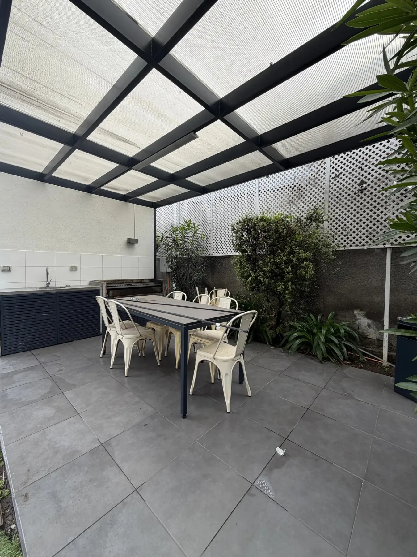 Terraza quincho del edificio con mesa para compartir