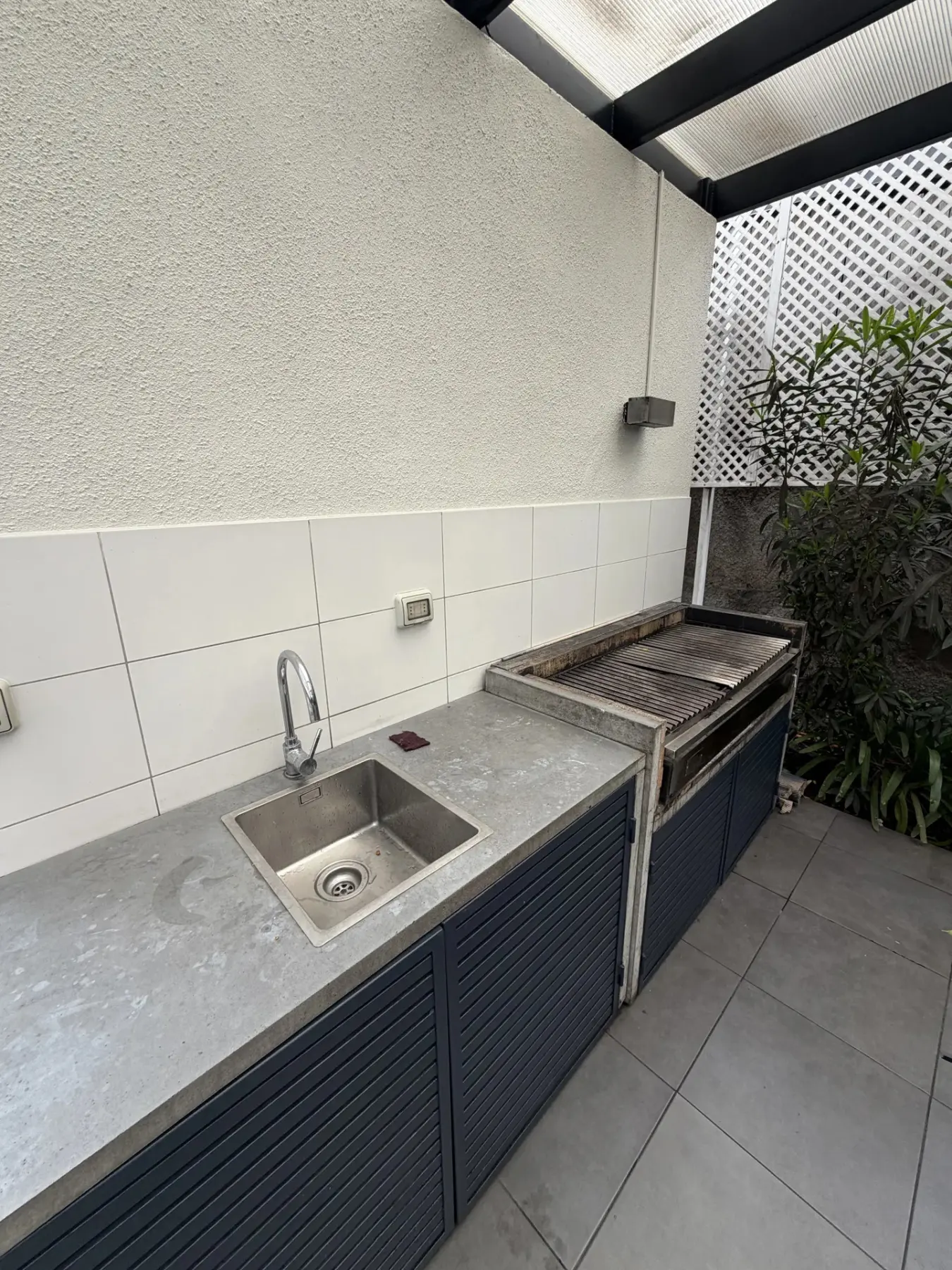 Quincho del edificio con parrilla y lavaplatos
