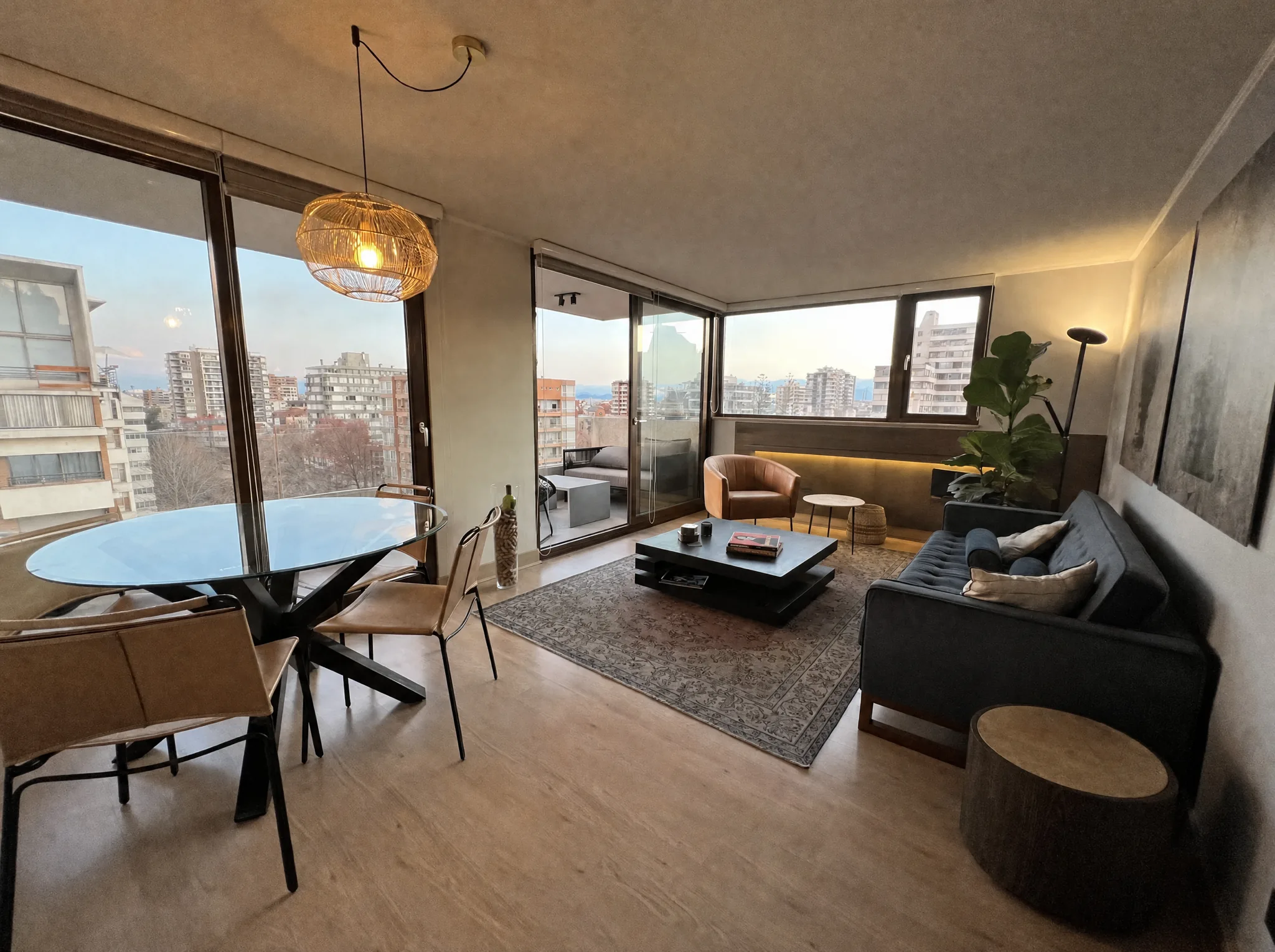 Living comedor con ventanales y vista despejada en Los Leones, Providencia