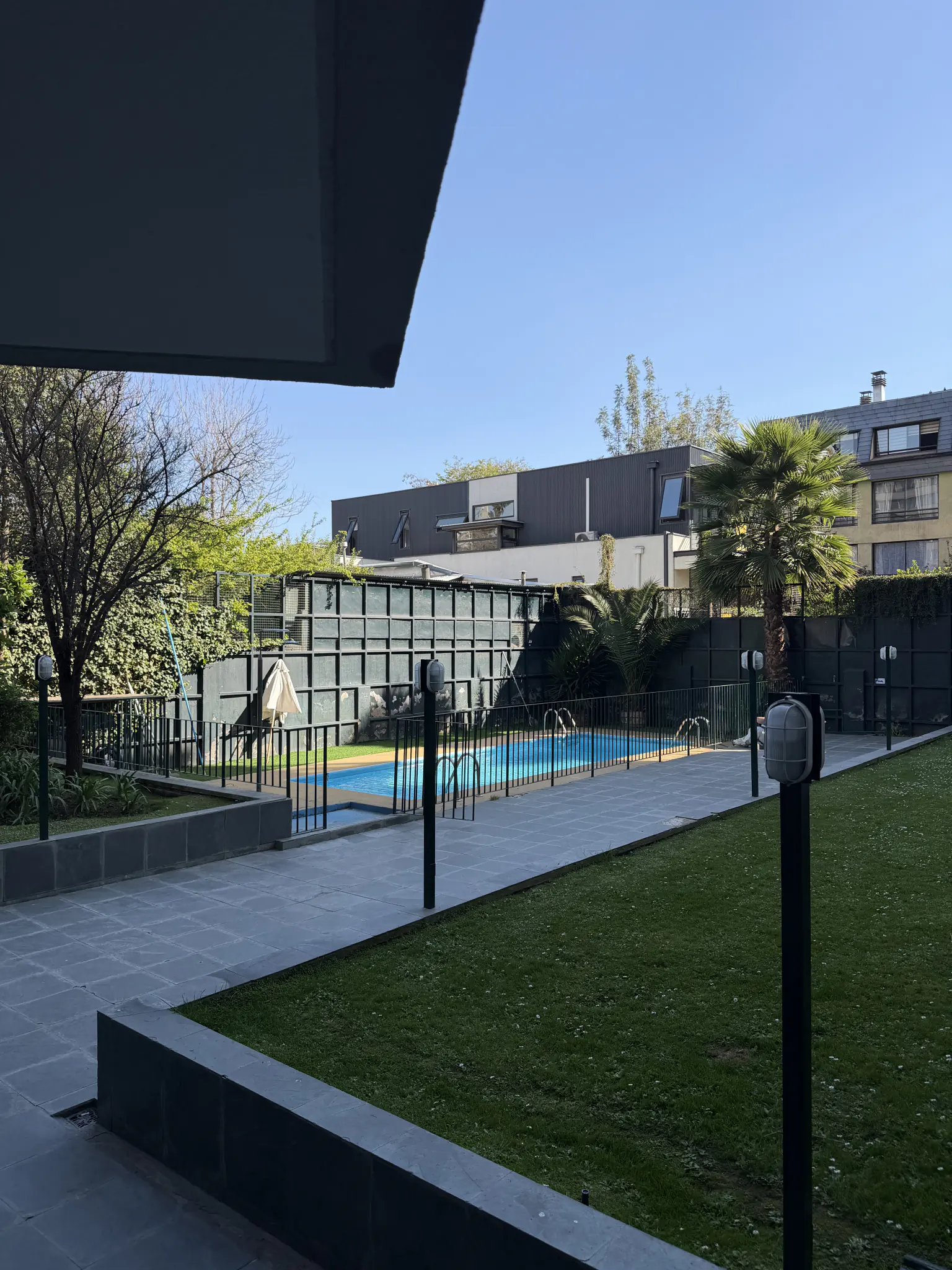 Piscina y jardín del edificio en Antonio Varas, Providencia